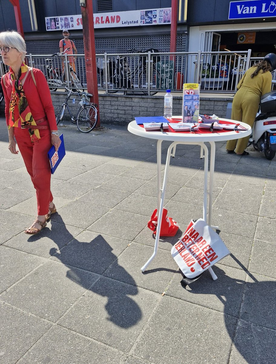 SP Lelystad was 17 juni weer aanwezig bij het Lelycenter. Met meerdere mensen een goed gesprek gehad en weer een aantal steun betuigingen voor de Wonen zonder Winst campagne. 

Steunen jullie ons ook : meedoen.sp.nl/wonen
