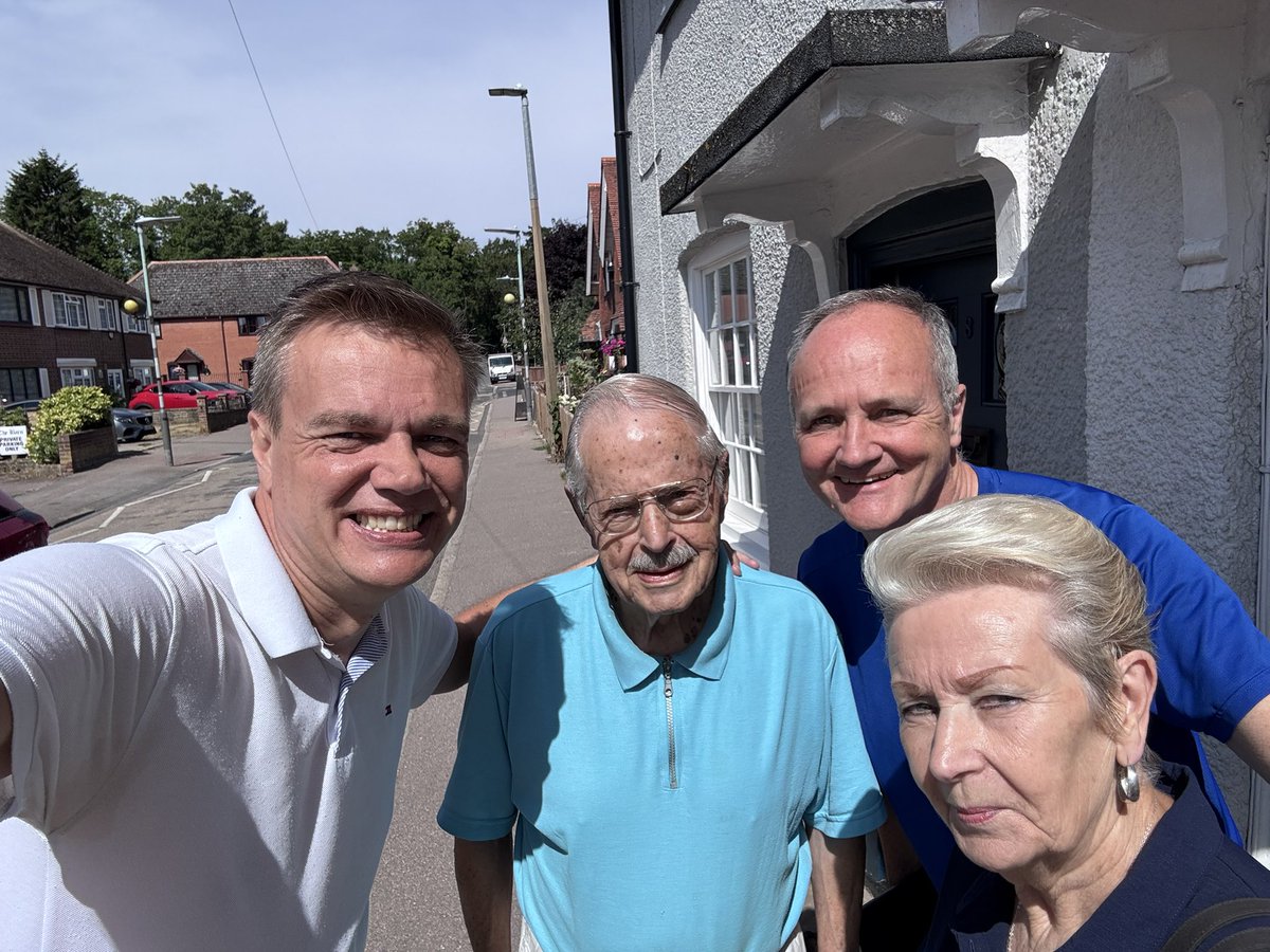 Cllr Jim Clune and I visiting residents in Wormley and listening to more concerns on speeding traffic and general Highways issues. 

We have a plan…….

<a href="/BroxTories/">Broxbourne Conservatives</a> @_LewisCocking
