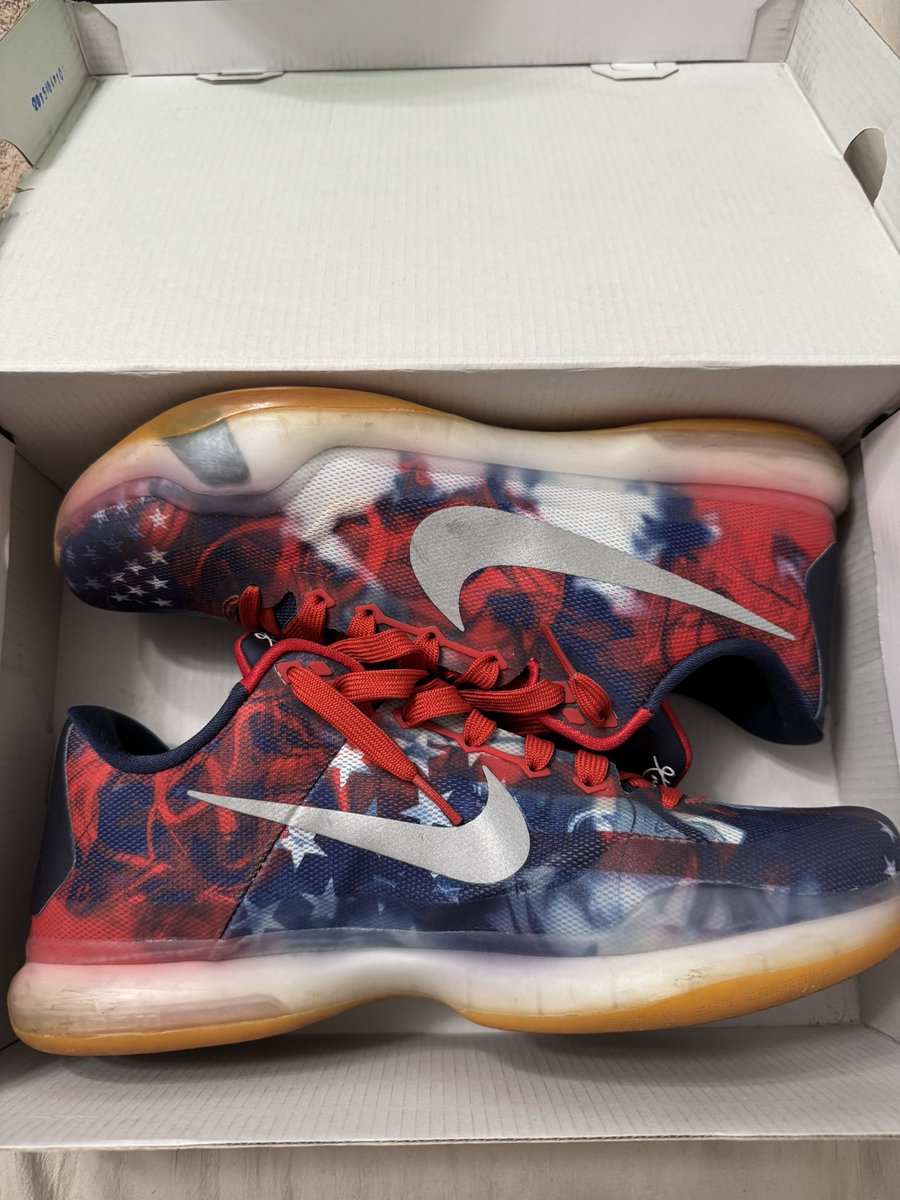 BatteredFan's tweet photo. The one time a year I pull these out the closet
#Kobes #Merica #KOTD https://t.co/YxjlGPRPig
