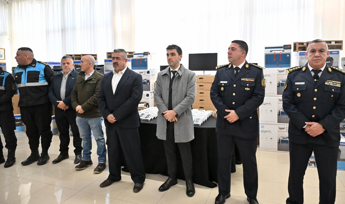 Torres encabezó entrega de equipamiento de última tecnología para la Policía: “Con vocación de servicio, y resultados a la vista, seguimos trabajando para tener la mejor fuerza del país”.

fmdellagoesquel.com.ar/torres-encabez…