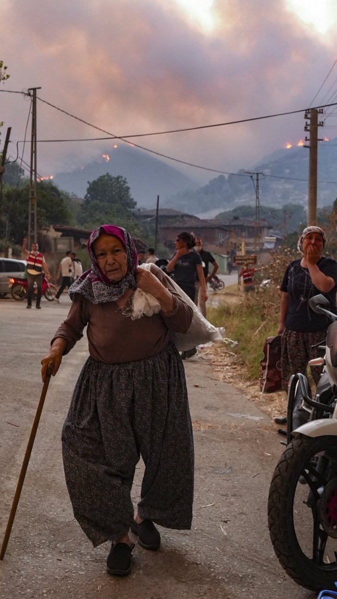 Biz neler atlatmış milletiz bu günlerde geçer biz unuturuz ama siz sakın unutmayın emi ...
Sebep olanların ömrü bahar görmesin...
#ormanyangını