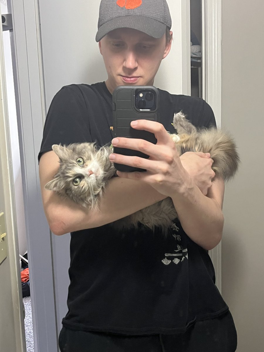 Happy 4th of July :) if you’re going out be safe and don’t do any dumb shit, but if you do make sure to tweet about it

Also Skye is letting me cradle her now and AHHHH