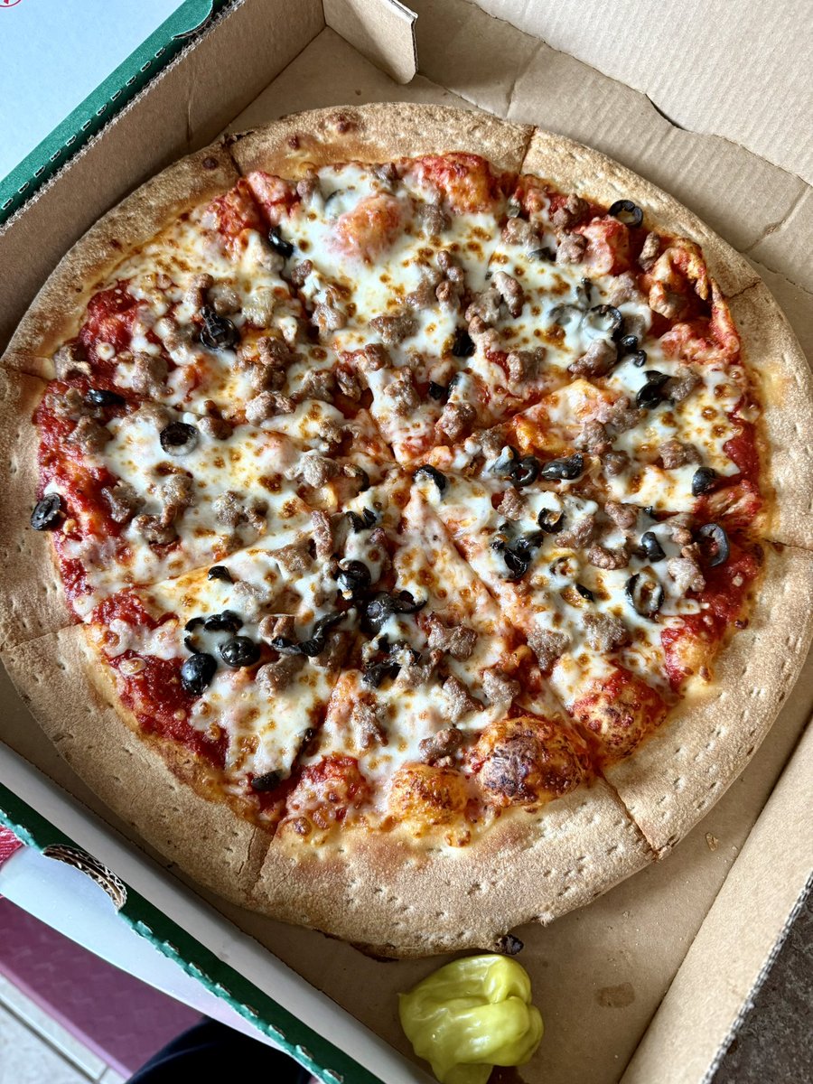 Papa John’s has a BOGO deal today and I took full advantage 🍕🔥 beef sausage and olives for the soul #twittersupperclub