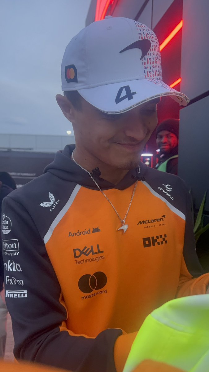 flwernorris's tweet image. lando was so close to me