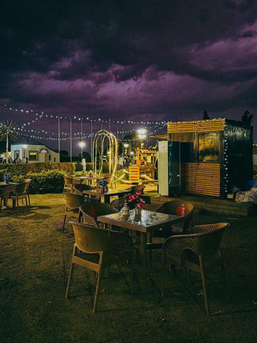 وحَبات المطر .. تتناثر على رأسي 
ربما المطر ذكرني الوطن  فغنيت
 حنيني  إليك  وليل الغربة أضناني  
#كسلا خريف 2025