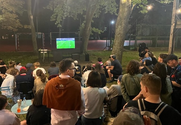 Sport.pl (@sportpl) on Twitter photo Mecz Polek z Niemkami #GERPOL w improwizowanej strefie kibica w Warszawie ogląda ok. 200 osób. Zdjęcia podesłał <a href="/janwasinski/">Jan Wąsiński</a>. #ŁączyNasPiłkaKobieca Mecz Polek z Niemkami #GERPOL w improwizowanej strefie kibica w Warszawie ogląda ok. 200 osób. Zdjęcia podesłał <a href="/janwasinski/">Jan Wąsiński</a>. #ŁączyNasPiłkaKobieca