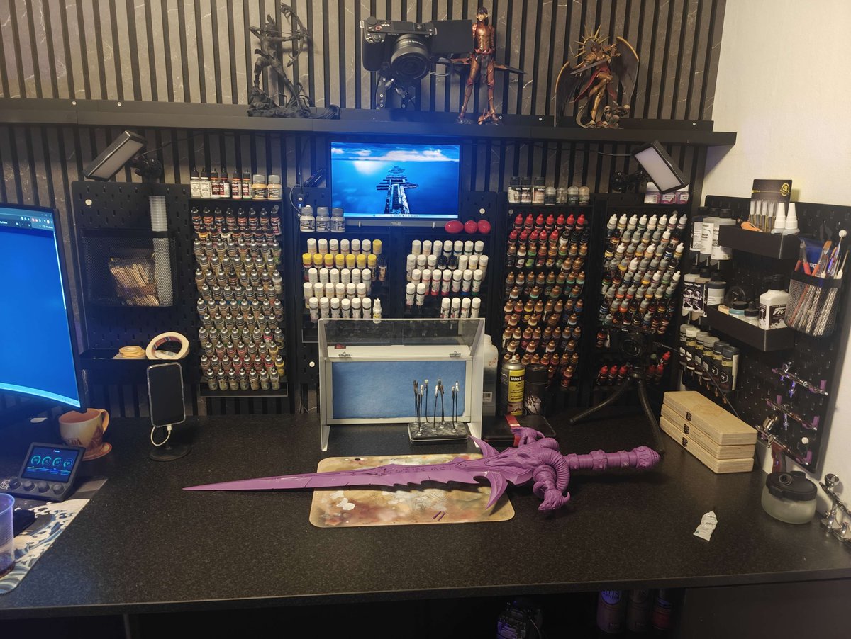 I'm all done with the new painting setup :D So much more space to paint on now haha, it was kinda needed. We got a proper air filtration system now too!