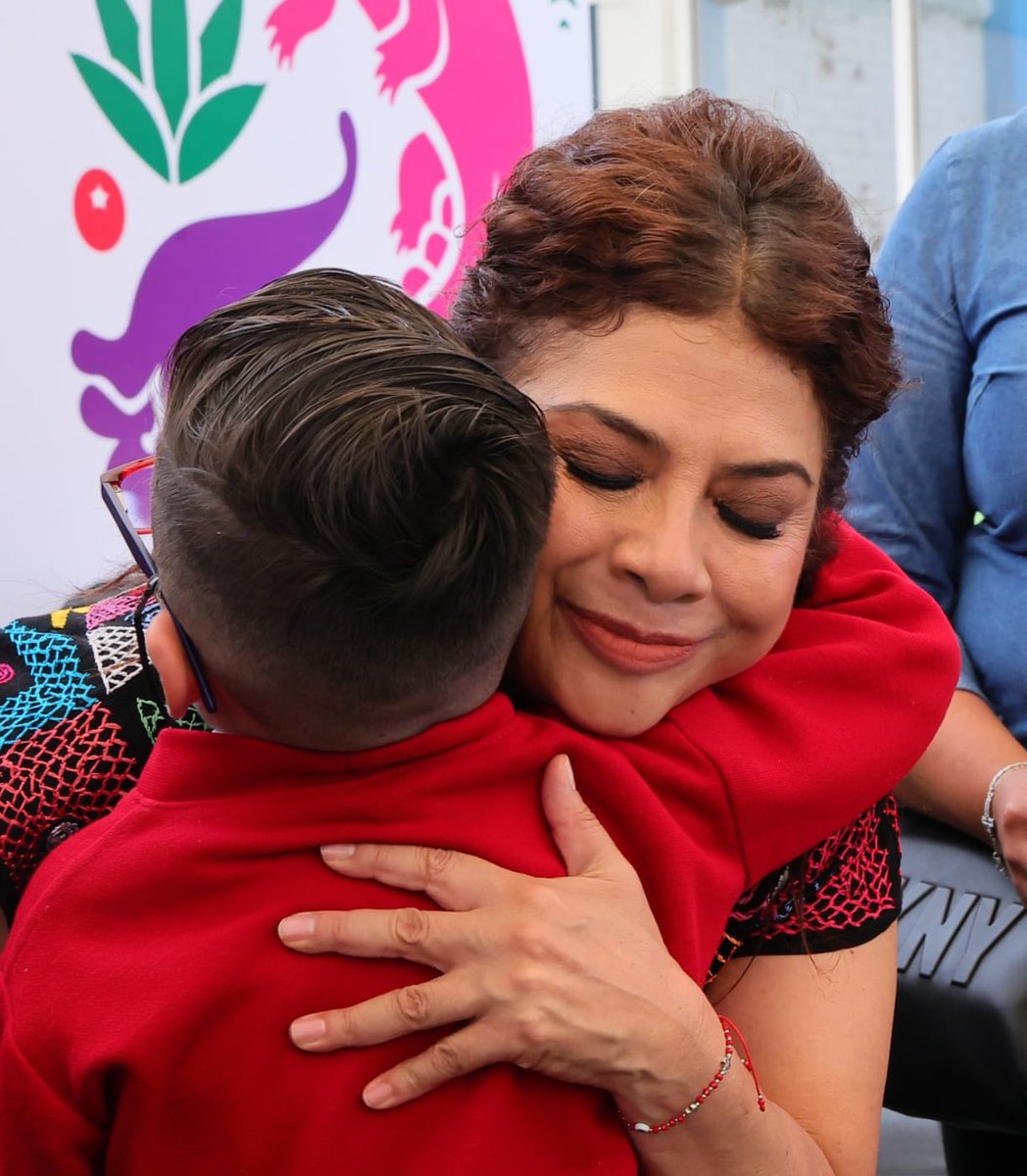 Presenté el proyecto #EducaciónUtopía, para que las primarias y secundarias públicas de la Ciudad de México tengan acceso a más de mil actividades formativas distintas, mismas que ya se ofrecen en #UTOPÍAS y #PILARES. 

Una educación cercana que transforme a las escuelas es