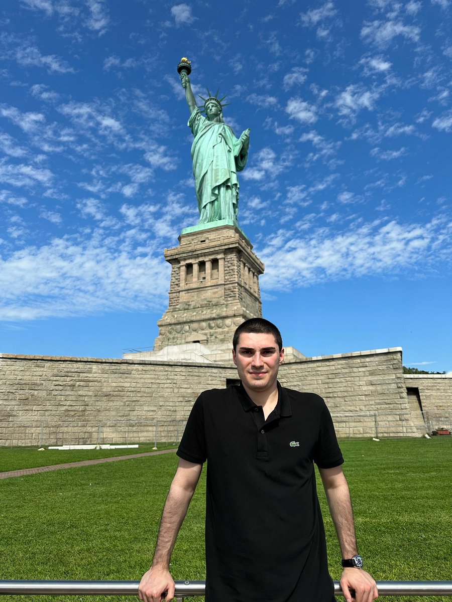 🇺🇸 Happy Independence Day!
The United States, founded on freedom and strong leadership, continues to inspire the world.
Donald Trump’s vision for economic growth and border security is a reflection of that legacy.
#IndependenceDay #4thofJuly
<a href="/WhiteHouse/">The White House</a> <a href="/realDonaldTrump/">Donald J. Trump</a>