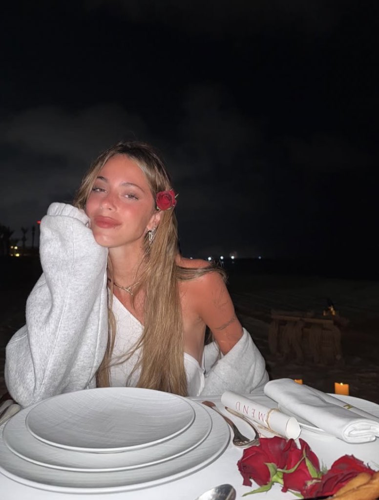 hsbriisa's tweet photo. por siempre
por siempre Tini stoessel 
por siempre
mi alma está conectada a la tuya para toda la eternidad https://t.co/oq0dBijfzz