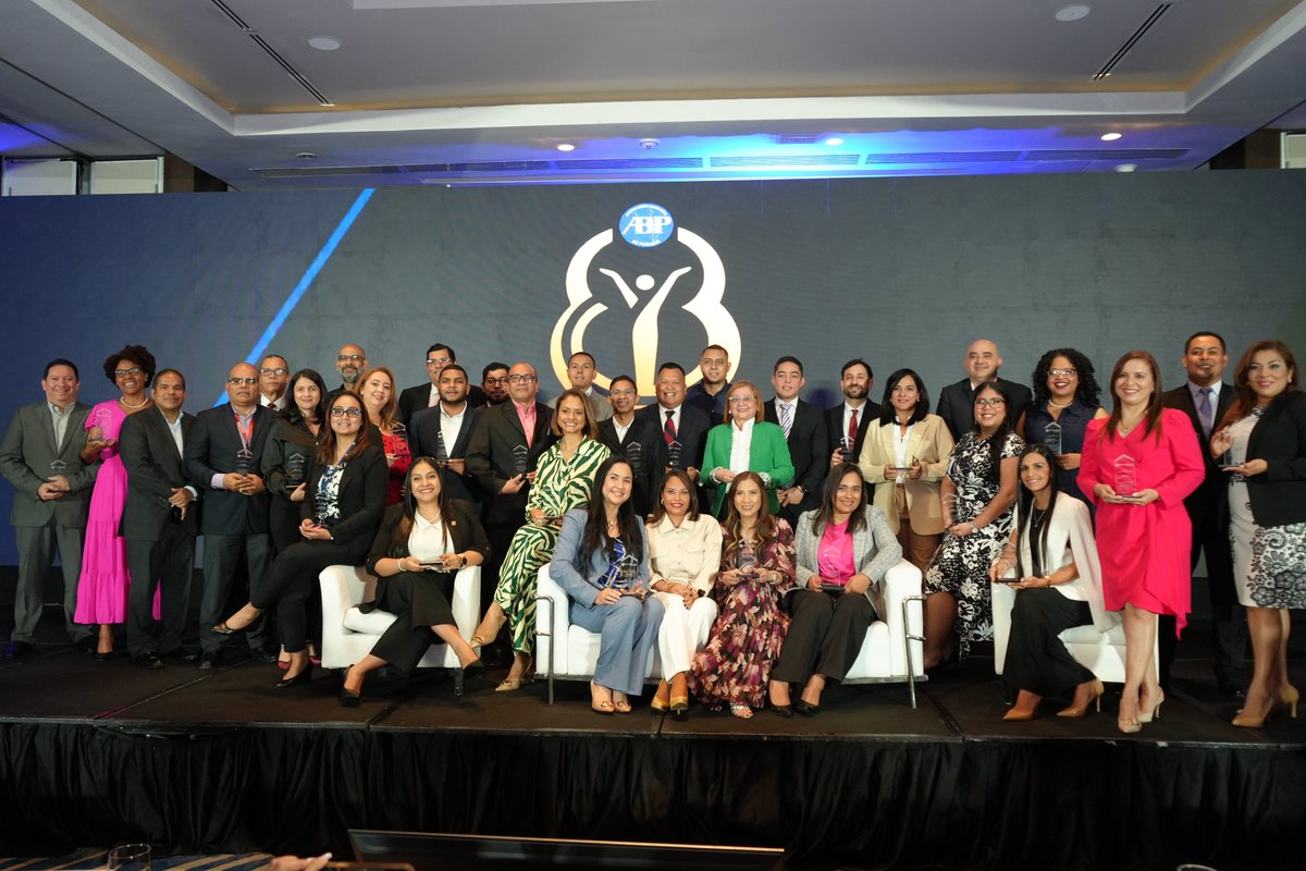 Orgullo Banconal

Con alegría  y satisfacción celebramos a Laura Ortiz, colaboradora distinguida de  Banco Nacional de Panamá, quien fue reconocida como la "Colaboradora más  Popular del Centro Bancario" en la X Cumbre Financiera Internacional.

Este  premio fue posible gracias