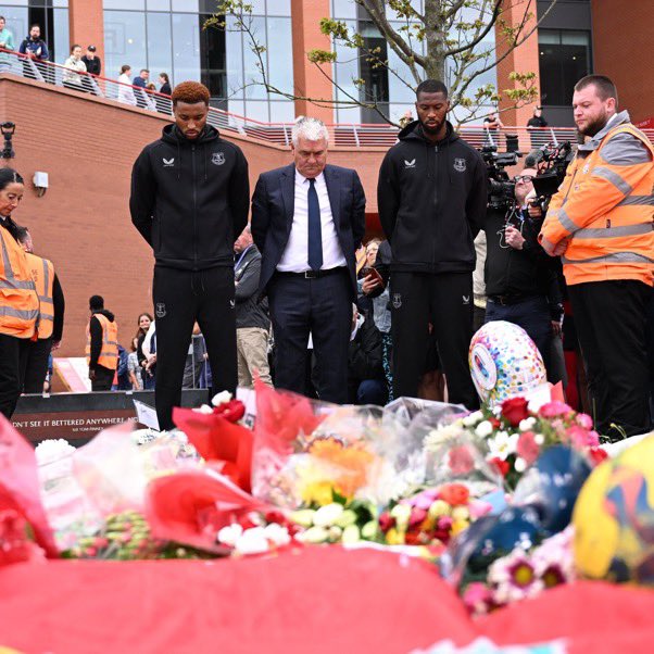 A touching and much appreciated show of support from Everton, as they pay their respects to Diogo Jota and Andre Silva at Anfield this afternoon ❤️💙