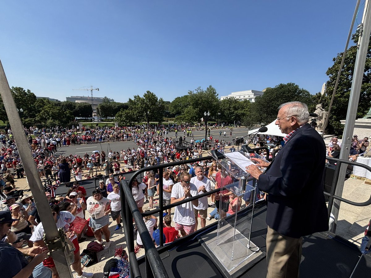 nixonfoundation's tweet image. Commander Everett Alvarez Jr. — one of America’s longest-held POWs — keynoted the Independence Day celebration at @USNatArchives.
A decorated Naval Aviator, he was held 8.5 years in N. Vietnam. We’re proud he serves as Director Emeritus of the Nixon Foundation. 🇺🇸