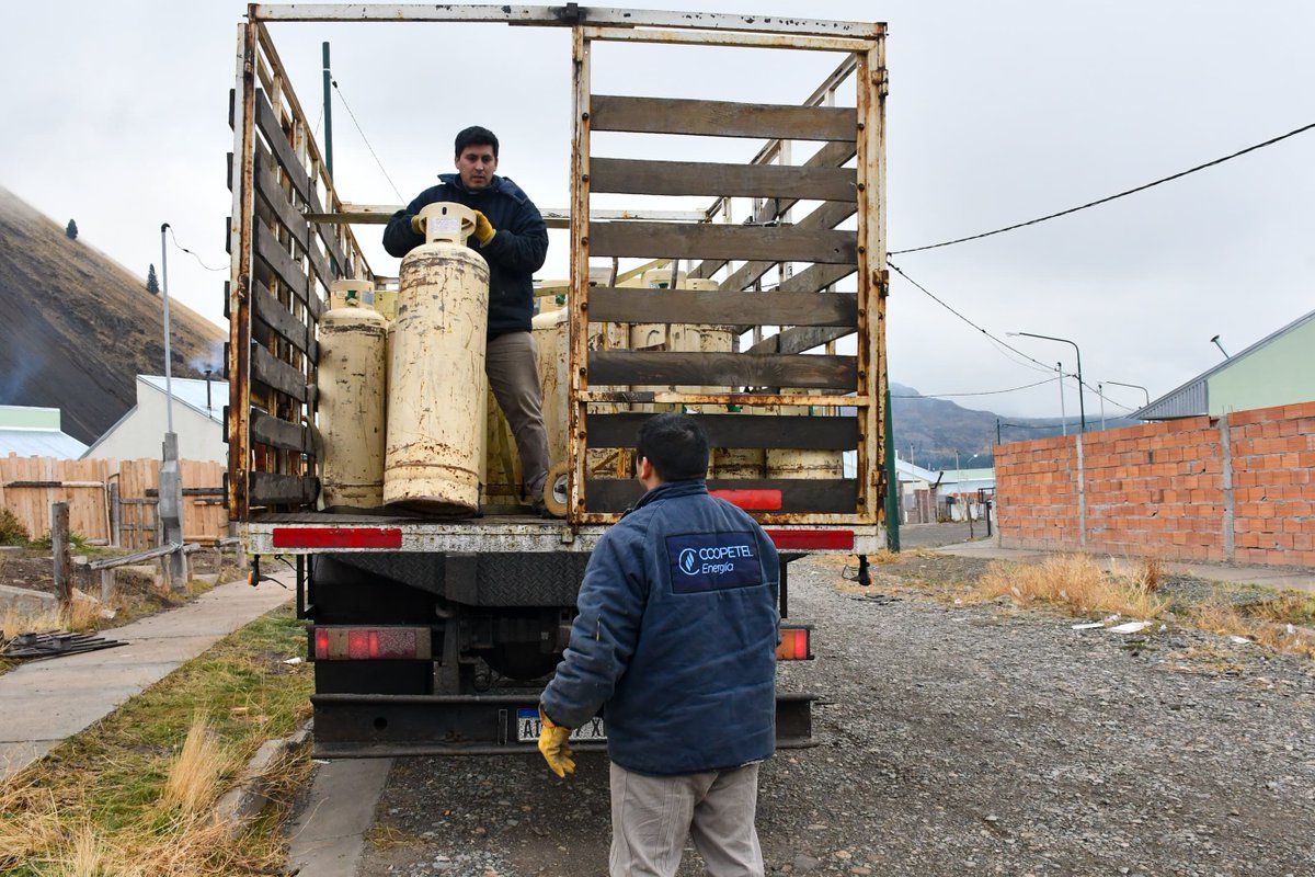 El municipio asistió con más de 100 cilindros de gas a familias de Valle Chico.

fmdellagoesquel.com.ar/el-municipio-a…