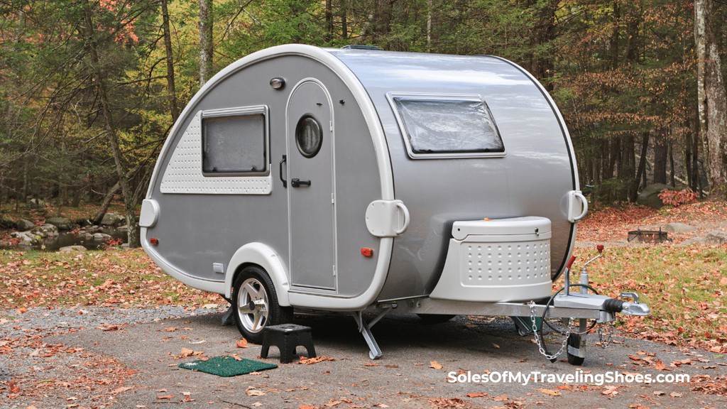 Weighing 1,682 lbs dry with a GVWR of 2,500 lbs, this rugged model skips the bathroom but includes a rear kitchen and compact fridge.

Read more 👉 lttr.ai/AgE4m

#rvlife #traveltrailers #RVwithSUV