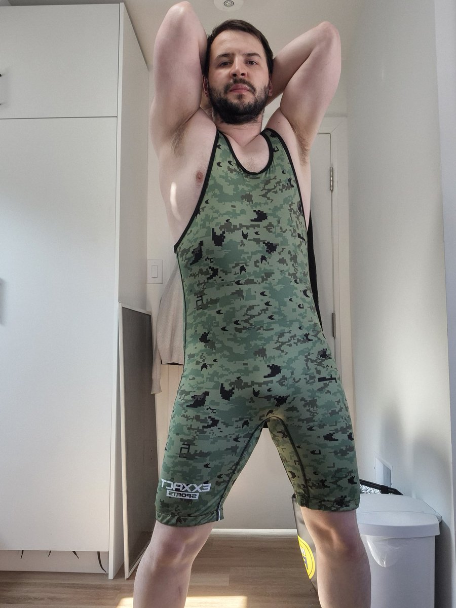 So trying to beat the heat with a new singlet and workout. Gotta prep for wrestlefest and maybe make some more content. Anyone up for a brit beatdown, slip into my DM's and let's go man to man 💪✨️

#wrestlefesttoronto