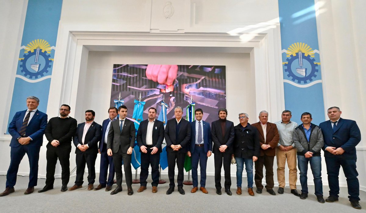 Gasoducto y repavimentación: Taccetta acompañó al gobernador Torres en el anuncio de importantes obras para Esquel y la región.

fmdellagoesquel.com.ar/gasoducto-y-re…