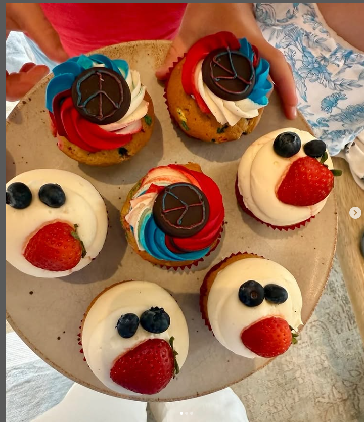 WisdomAgatha's tweet image. 🆕Meghan➡"Our second datewas the 4th of July 2016 and H brought me cupcakes to celebrate. Now,all these years later, our two children are in on the tradition.
Happy Independence Day! May your day be as sweet as thesecupcakes🧁" #Happy4thofJuly #Happy4th  #AsEver #AsEverbyMeghan