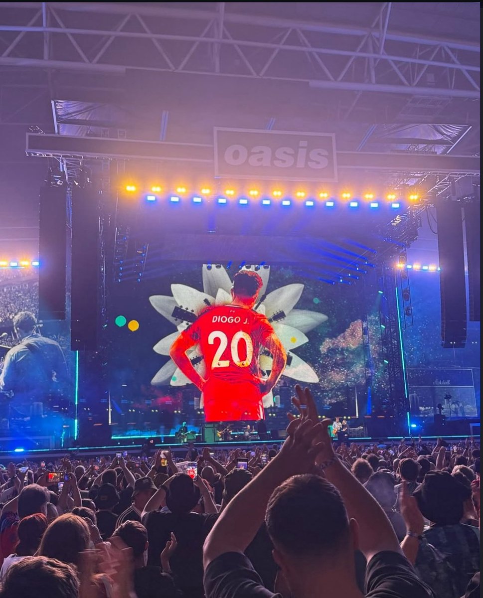 Oasis le dedicó “Live Forever” a Diogo Jota, en su primer concierto