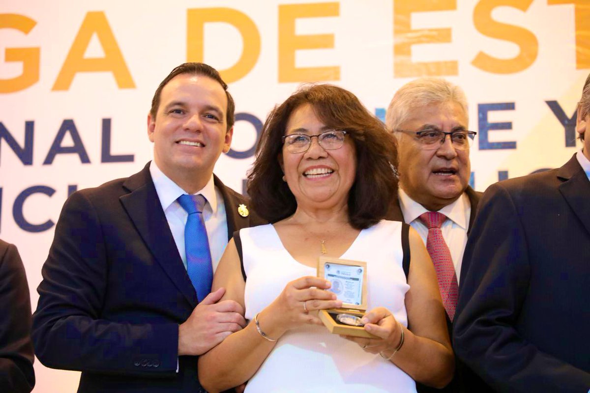 Jorge Jiménez Lona (@jorgelona1) on Twitter photo Reconocer a quienes educan es honrar el futuro.
En representación de la Gobernadora <a href="/LibiaDennise/">Libia Dennise</a>, acompañé a <a href="/AlfonsoCepedaMx/">Alfonso Cepeda Salas</a> Secretario General <a href="/SnteNacional/">SNTE Nacional</a> en la entrega de estímulos a las maestras y maestros de #Gto. Gracias por enseñar, guiar y transformar desde las aulas. Reconocer a quienes educan es honrar el futuro.
En representación de la Gobernadora <a href="/LibiaDennise/">Libia Dennise</a>, acompañé a <a href="/AlfonsoCepedaMx/">Alfonso Cepeda Salas</a> Secretario General <a href="/SnteNacional/">SNTE Nacional</a> en la entrega de estímulos a las maestras y maestros de #Gto. Gracias por enseñar, guiar y transformar desde las aulas.