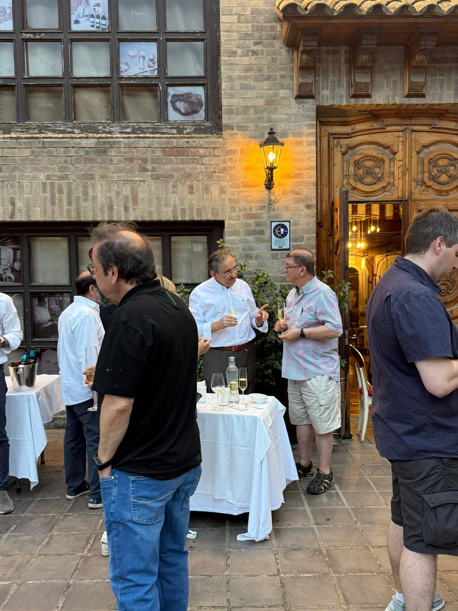 de_mallada's tweet photo. Ayer, los miembros del Club, tuvimos el privilegio de disfrutar de la Cena de Verano, en el incomparable marco del Rte. Las Torres.

La gastronomía, excelente tema de #debate!!!
#compartir
#contactar 
#conectar
#amistad https://t.co/Rh85H7BsVX