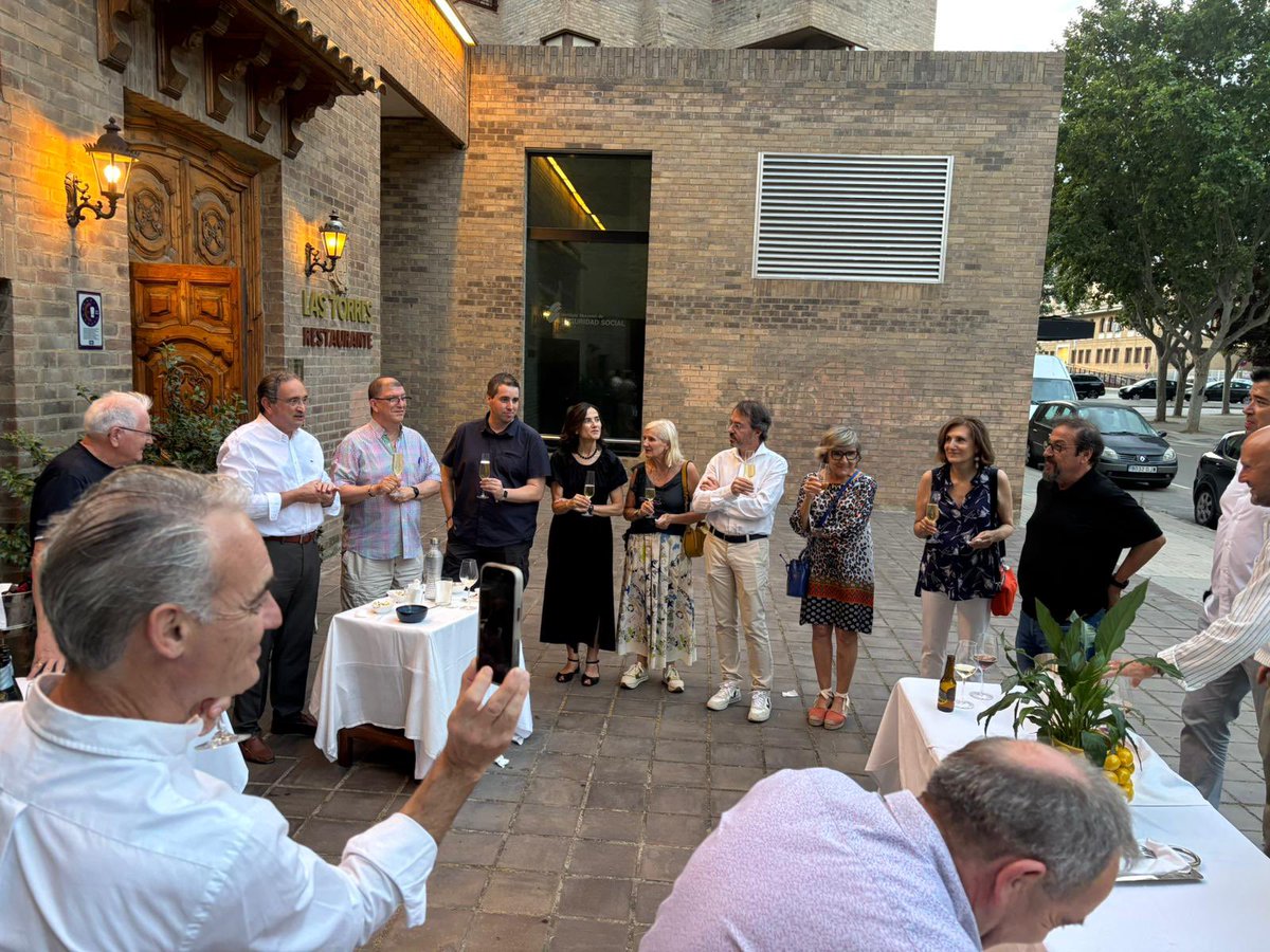 de_mallada's tweet photo. Ayer, los miembros del Club, tuvimos el privilegio de disfrutar de la Cena de Verano, en el incomparable marco del Rte. Las Torres.

La gastronomía, excelente tema de #debate!!!
#compartir
#contactar 
#conectar
#amistad https://t.co/Rh85H7BsVX