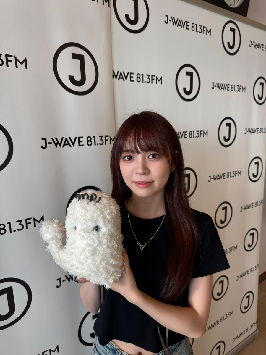 Girls2_official's tweet photo. おはようございます☀️
間もなく生放送🎙️
J-WAVE「POP OF THE WORLD」ぜひお聴きください👂🏻"
🤍
@pop_813
#Girls2 #ガールズガールズ #増田來亜 #popjwave https://t.co/zPi3YpoqQf