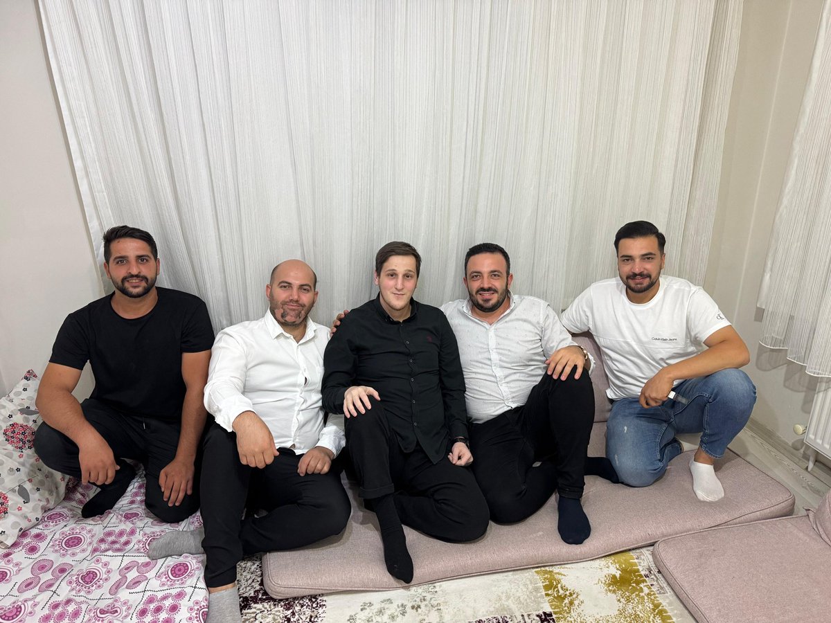 Siyasi ve Hukuki İşler Başkanımız Sn. Av. Ebubekir Serin ve Teşkilat Başkanımız Sn. Orhan Morkoç’un başkanlığında, Günaltay Mahallesi sakinimiz Muhammet Sultan Yıldız kardeşimizin evine misafir olduk.
Gönül gönüle sohbet edip hasbihal ettik, mahallemizin nabzını tuttuk.