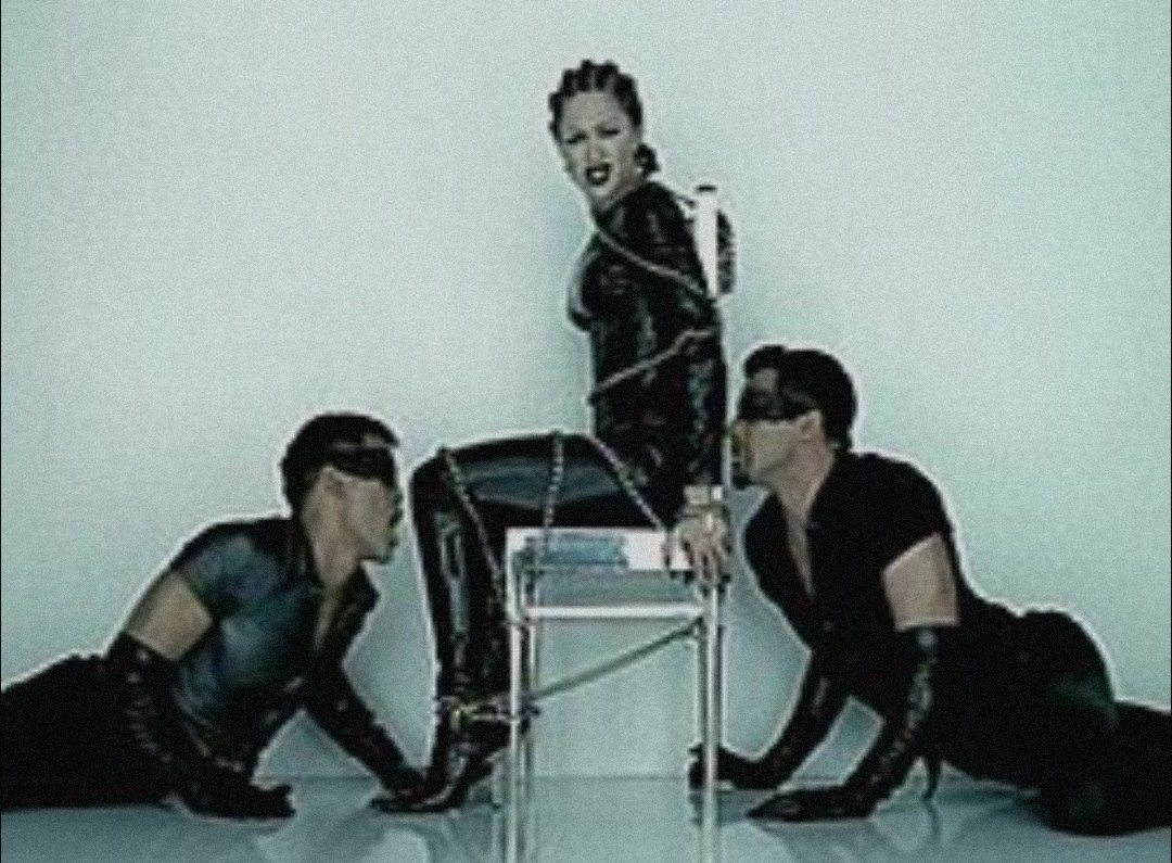 Bugün Emre Altuğu konserine gitmek yerine eski Madonna videolarını izledim.  Sadece gerçek bir nostaljinin bana ilham verdiğini fark ettim. Orta okulda izlediğim kliplerden aradığımı bulamazsam çocukken okuduğum masallardan aramaya başlayacağım artık galiba.
Some inspiration