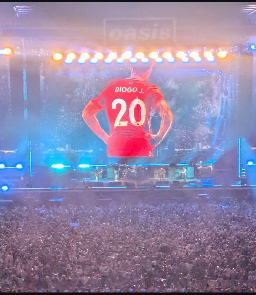 Oasis tonight during their first night back on tour played ''live forever' and put Jota up on the screen. ❤️