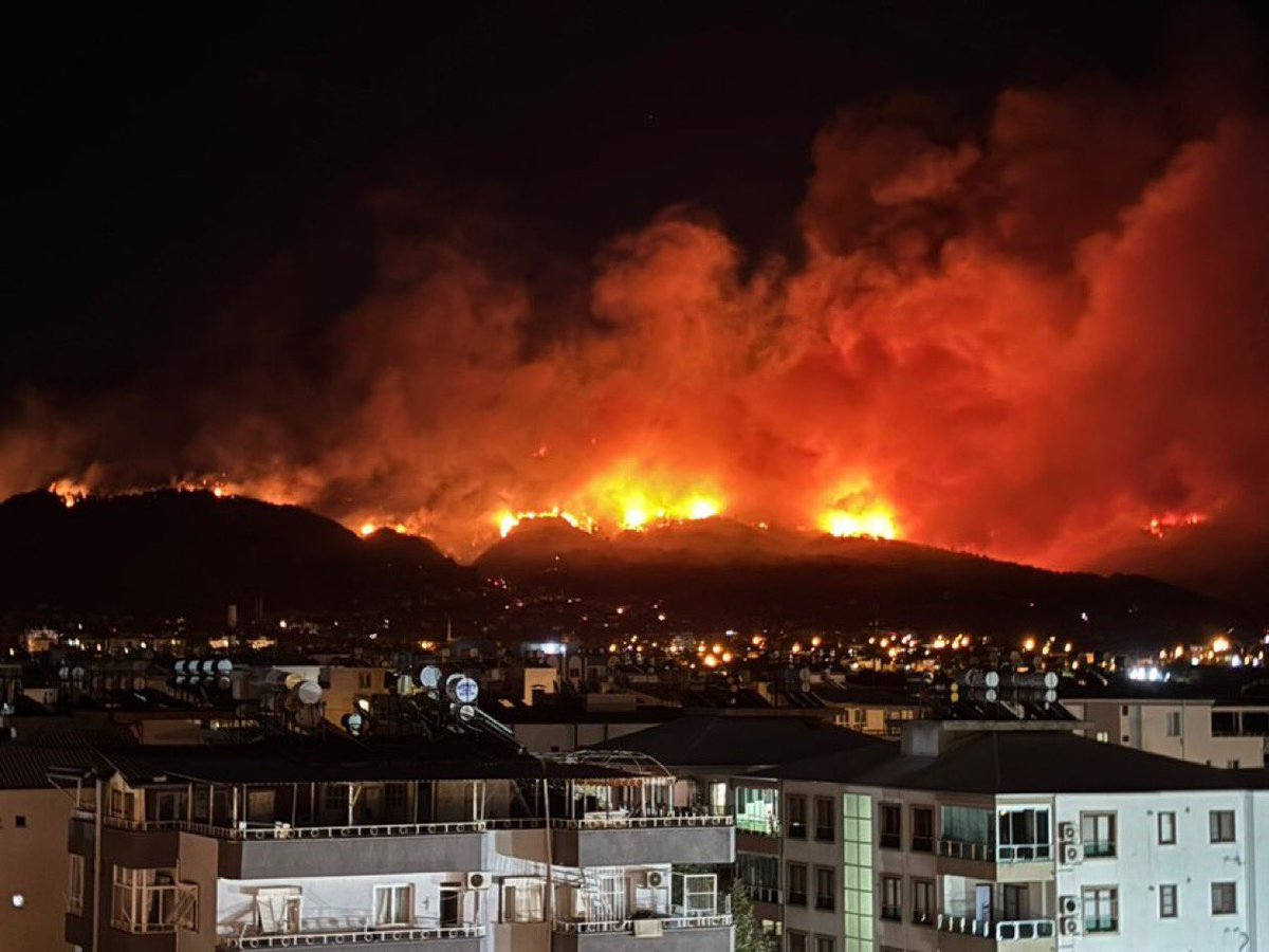 Hatay'da  yangın şehir merkezine ilerliyor..

Önce depremle sarsıldı, sonra da yangın..
