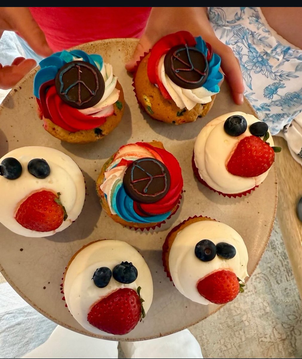 Vanix31's tweet image. Meghan shares her second date with #PrinceHarry was July 4th & Harry brought cupcakes to celebrate now they share those same traditions with Archie and Lillibet.
#AsEverbyMeghan #meghanmarkle.