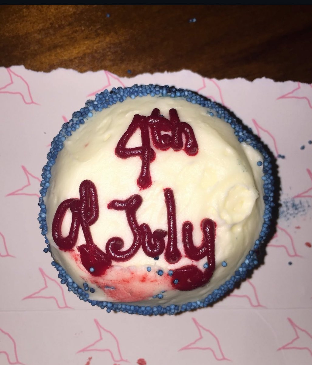 Vanix31's tweet image. Meghan shares her second date with #PrinceHarry was July 4th & Harry brought cupcakes to celebrate now they share those same traditions with Archie and Lillibet.
#AsEverbyMeghan #meghanmarkle.