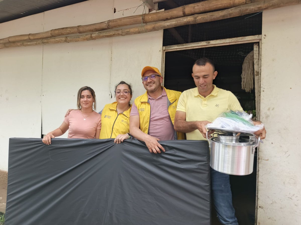 UnidadVictimas's tweet photo. 📌 En #ElAmparo (#Maní, #Casanare) realizamos una feria de servicios con más de 15 entidades del #SNARIV, atendiendo a 145 víctimas. Entregamos 40 kits noche a familias de Bellacruz como parte del acompañamiento en su reubicación. ¡Presencia y dignidad en territorio! https://t.co/nlmRTPbg3v