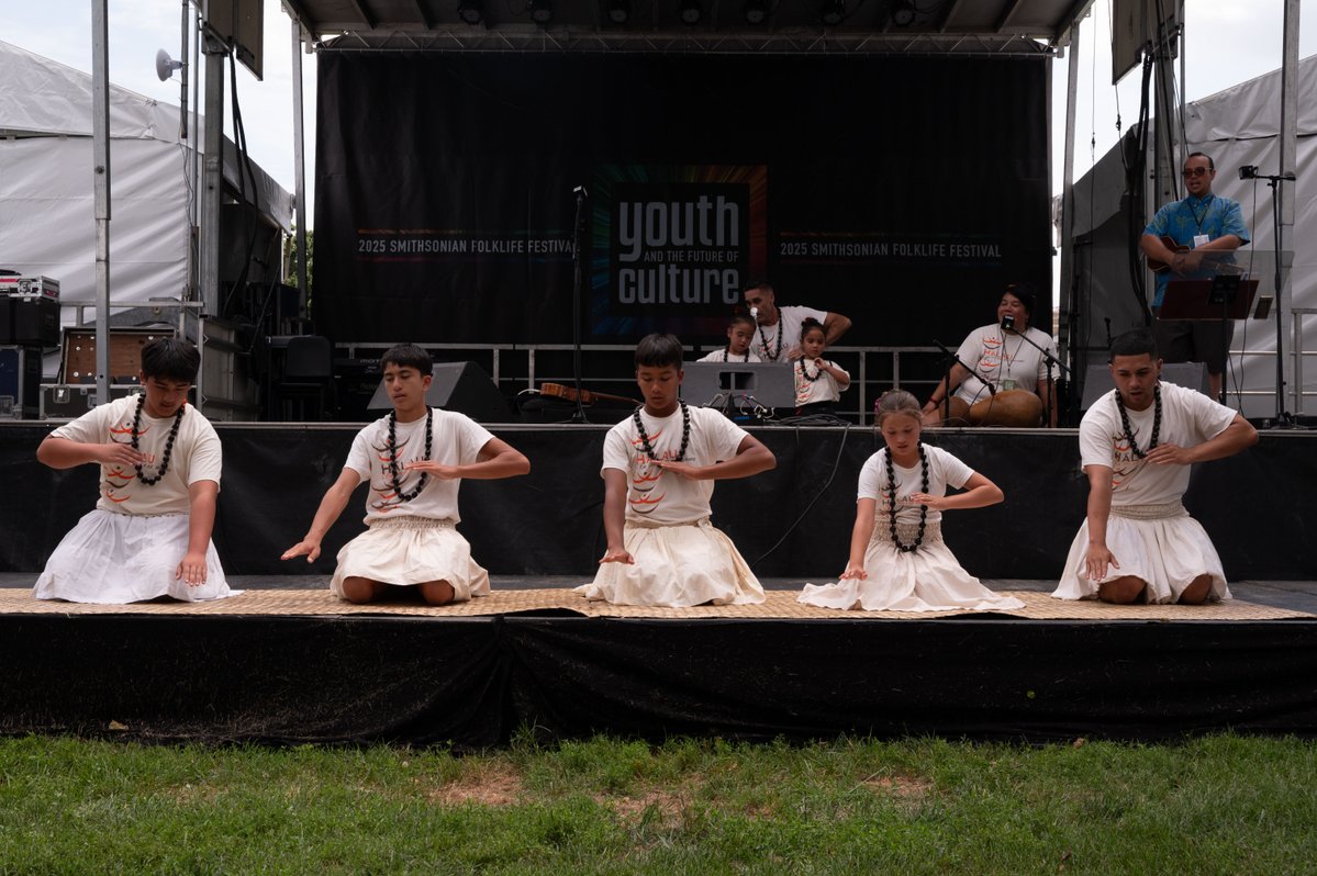SmithsonianFolk's tweet image. Just because you can't make it to the National Mall this year doesn't mean you can't experience the #2025Folklife Festival.
Tune into our livestream to catch select mainstage sessions and cooking demonstrations on our Foodways stage.
Take a look: festival.si.edu/live
