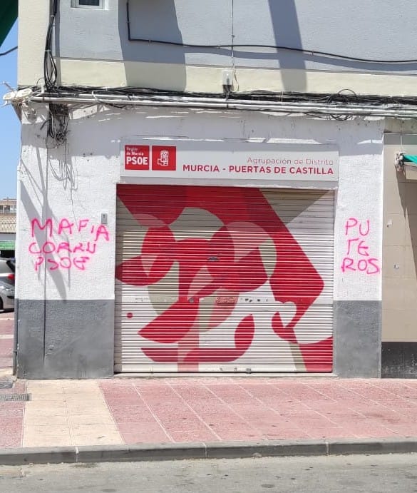 GinesRuizMacia's tweet photo. Compañeras y compañeros de la Agrupación de Puertas de Castilla, y del @MurciaPSOE en general: cabeza muy alta, y sin caer en provocaciones. No hacéis nada más que trabajar por vuestras vecinas y vecinos.

Nadie va a conseguir que dejemos de hacer aquello en lo que creemos. 

🌹 https://t.co/UdNC3m1Bu9