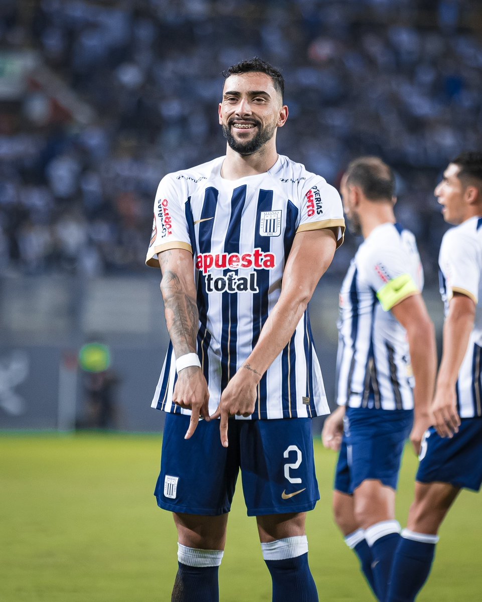 ErrorArbitralTR's tweet photo. Juan Pablo Freytes pasó de hacer goles en el Miguel Grau a clasificar a las semifinales del Mundial de Clubes con Fluminense.

Alianza Lima es la MEJOR vitrina del fútbol peruano. Esto es así: duela a quien le duela. https://t.co/o8ijpm0DAn