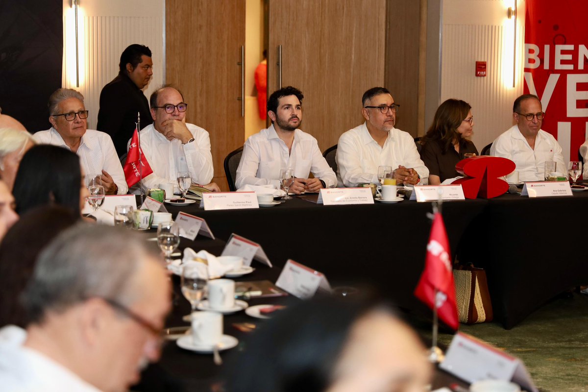 Milo_barrera's tweet photo. Me reuní con integrantes del Consejo Local de Yucatán de @Banorte_mx para presentarles la política industrial que impulsa el Gobierno de @huachodiazmena.

Compartí la visión que tenemos para los próximos años y los proyectos estratégicos que marcarán el desarrollo de Yucatán. 💼📈

El #RenacimientoMaya se construye con confianza, inversión y alianzas sólidas.