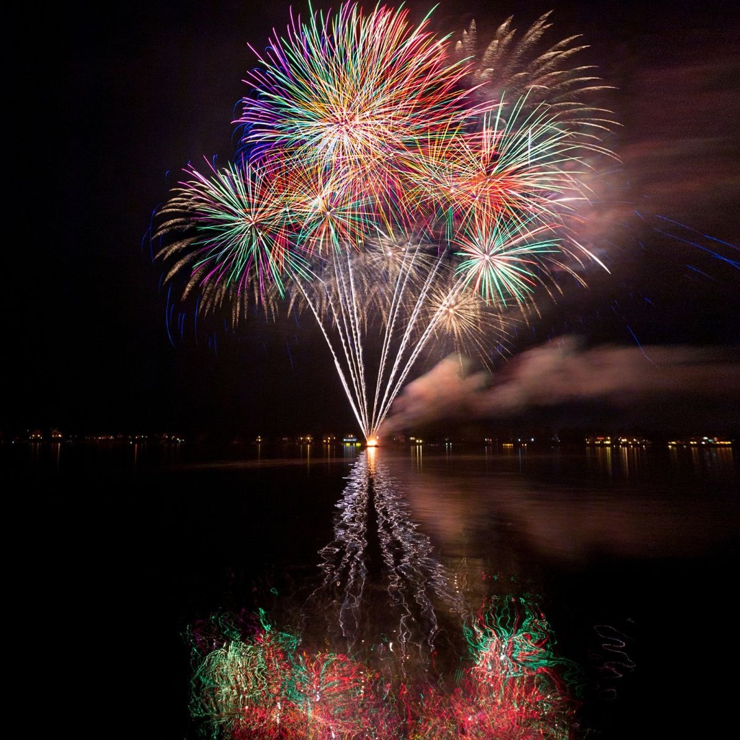 Fireworks over the water &gt;&gt;&gt;&gt; than fireworks on the shore.💥🇺🇸💥

Happy4thOfJuly #fourthofjuly