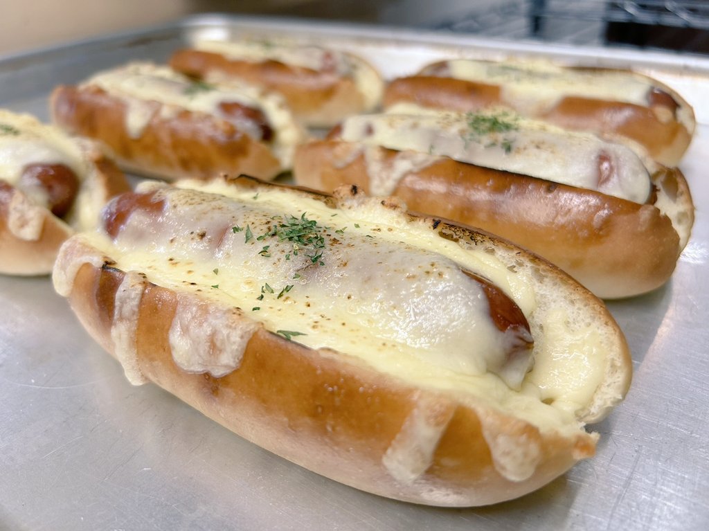 BreadPlusTO's tweet photo. いのちあるー！°˖✧◝(⁰▿⁰)◜✧˖°

おはぷらすです！
今日、明日で販売終了チョコミントサンド！
気が向いたらまた復活する予定ですが気が向くのはいつになるか分かりません🤗

予言でドキドキの7月5日！
本日もブレプラ元気に8時オープンです！🦍 https://t.co/lfrFbBfFAn