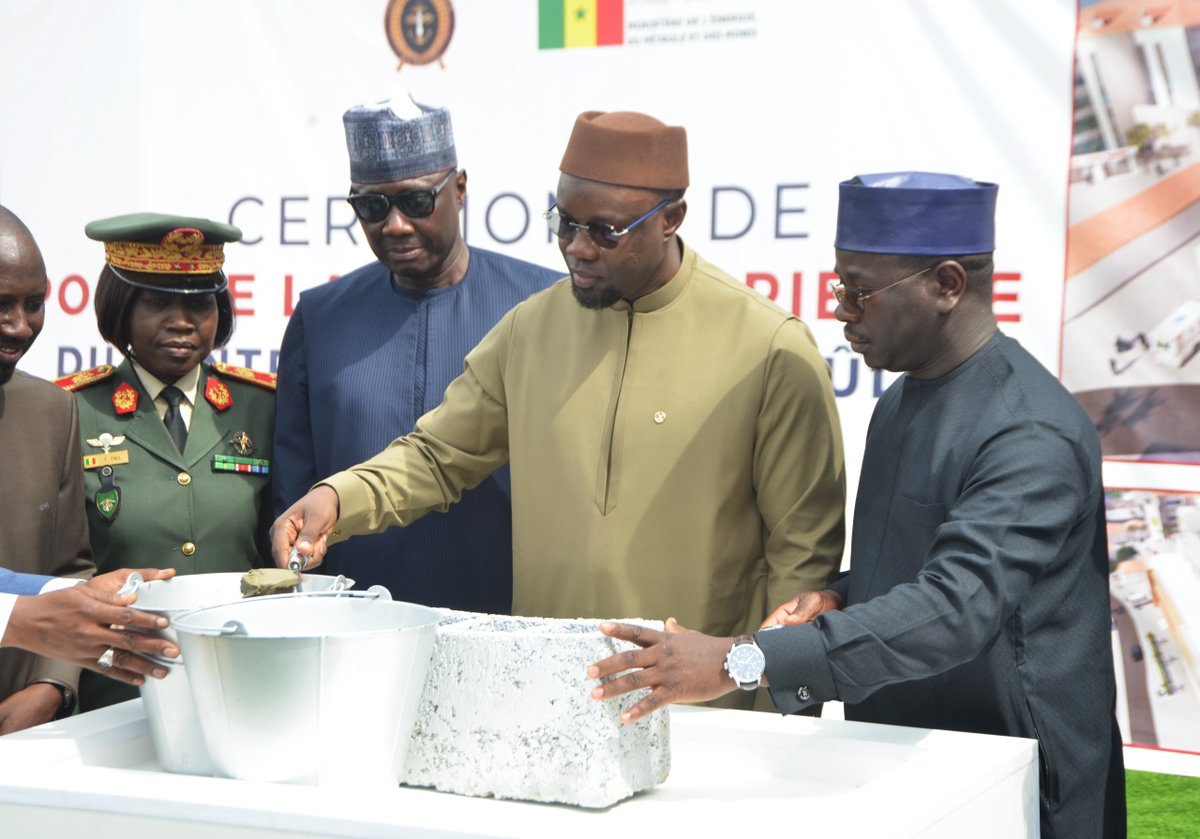 Mepmsenegal's tweet image. Le Premier Ministre M. @SonkoOfficiel a procédé à la pose de la première pierre du Centre de traitement des grands brûlés à l’ Hôpital Principal, ce 4 juillet 2025, en présence des Ministres en charge des forces armées et de l’Energie, du Pétrole et des Mines.