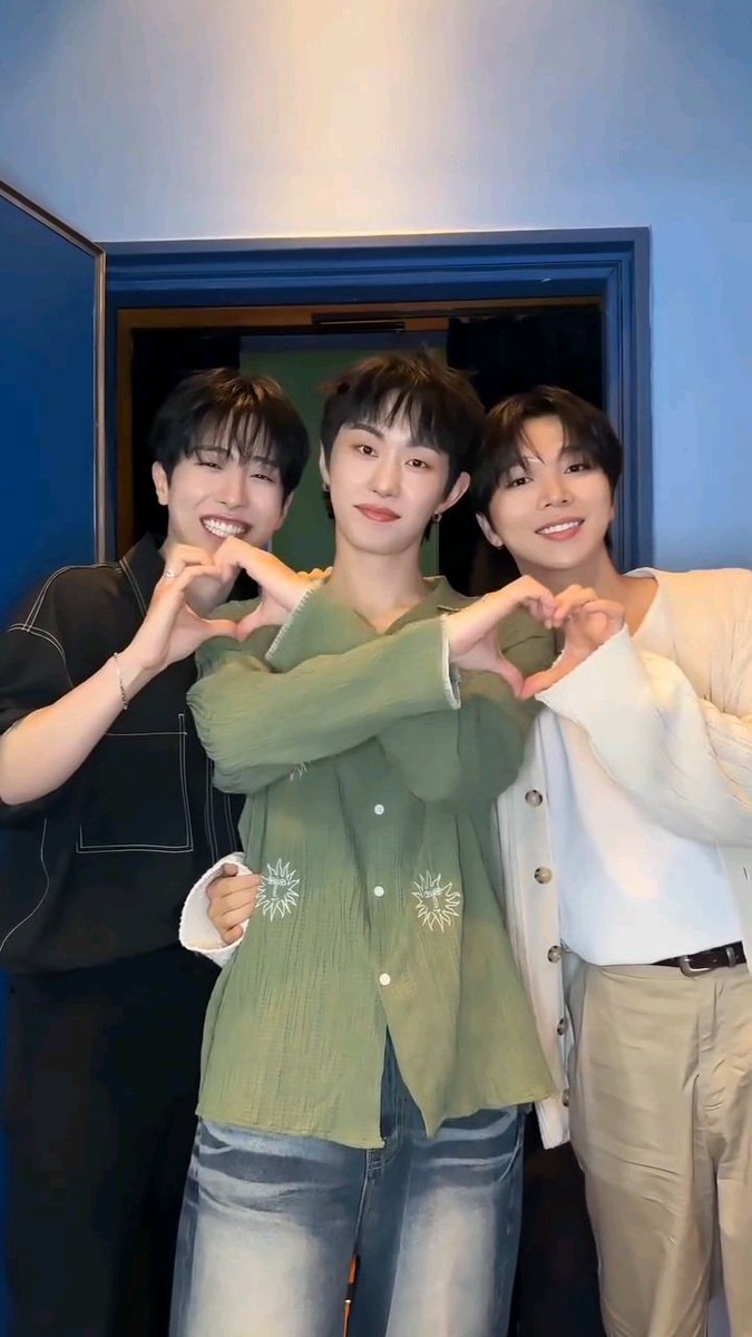 delnaz_am92's tweet photo. I'm not gonna get over this 😭
Look at their happy faces 💘
The hearts 🫶 and IREAH'S hand around Bitseon's waist
I'm melting 🫠
My lovely Monvenut ♡ my peak time boys
#SEVENUS #MONT
#HEEJAE #BITSEON #IREAH https://t.co/hvihk0QaIf