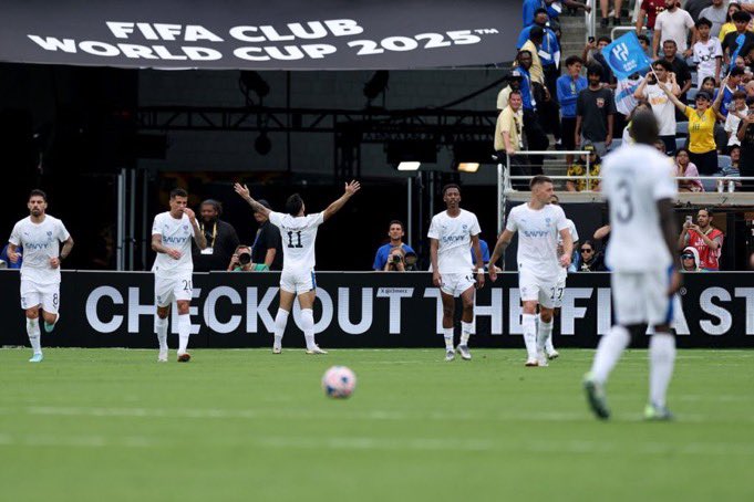 والله لما تشوف جماهير أندية روشن فرحانين بخروج الهلال من كأس العالم للأندية بفضحية تحكيميه .. هنا تعرف قد إيش مسوي لهم عقدة 

وتحمد ربك أنك هلالي تنتمي للكيان العظيم اللي رفع اسم البلد وطموحه ما يوقف محلي بل للعالمية 

الحمدلله على نعمة الهلال 
هاردلك يا زعماء 💙