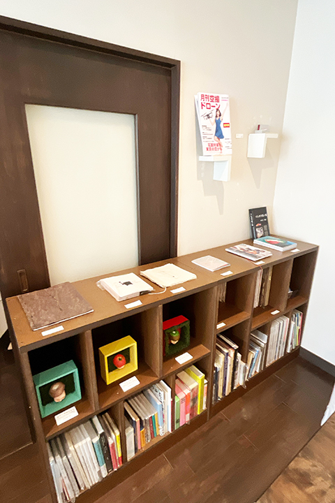 thelibrary_2018's tweet photo. 東京・初台のMOTOYA Book・Cafe・Galleryで、ライブラリー展参加者も5名参加の「Book＋」が6月29日まで開催されました。
ttps://www.mo-to-ya.com/gallery/ https://t.co/ziN7JsOmv4