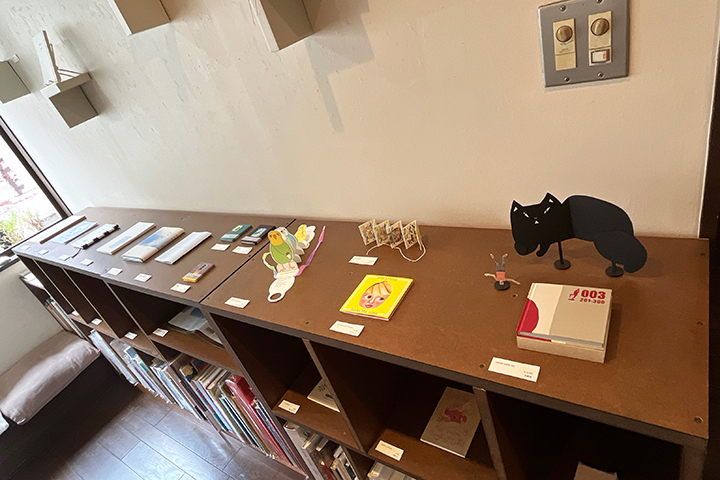 thelibrary_2018's tweet photo. 東京・初台のMOTOYA Book・Cafe・Galleryで、ライブラリー展参加者も5名参加の「Book＋」が6月29日まで開催されました。
ttps://www.mo-to-ya.com/gallery/ https://t.co/ziN7JsOmv4