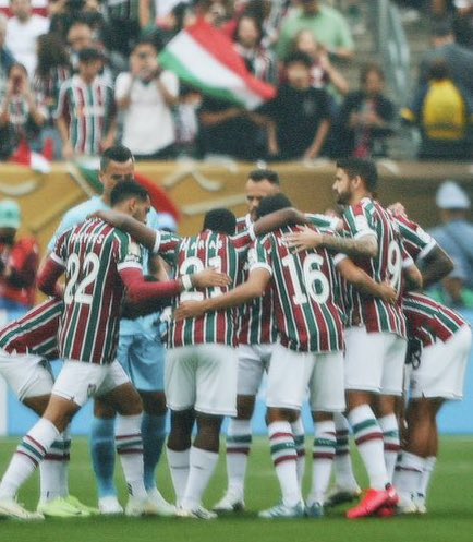 أيا عشقَ الطفولةِ عِشتَ فخرًا
لعُشَّاقٍ . . يريدوا المجدَ دوما

فلا أنتَ الذي خيَّبتَ ظنًّا
ولا هُم قد تَخلَّوا عنكَ يوما

حناجرهم وأيديهم تُحيّي
بلا مللٍ دفاعًا أو هجوما

بِحُبٍّ . . يهتفونَ : فْلومننسي 
فنصرُكَ فرحةٌ تُجلي الهمومَا

❤️💚🇭🇺