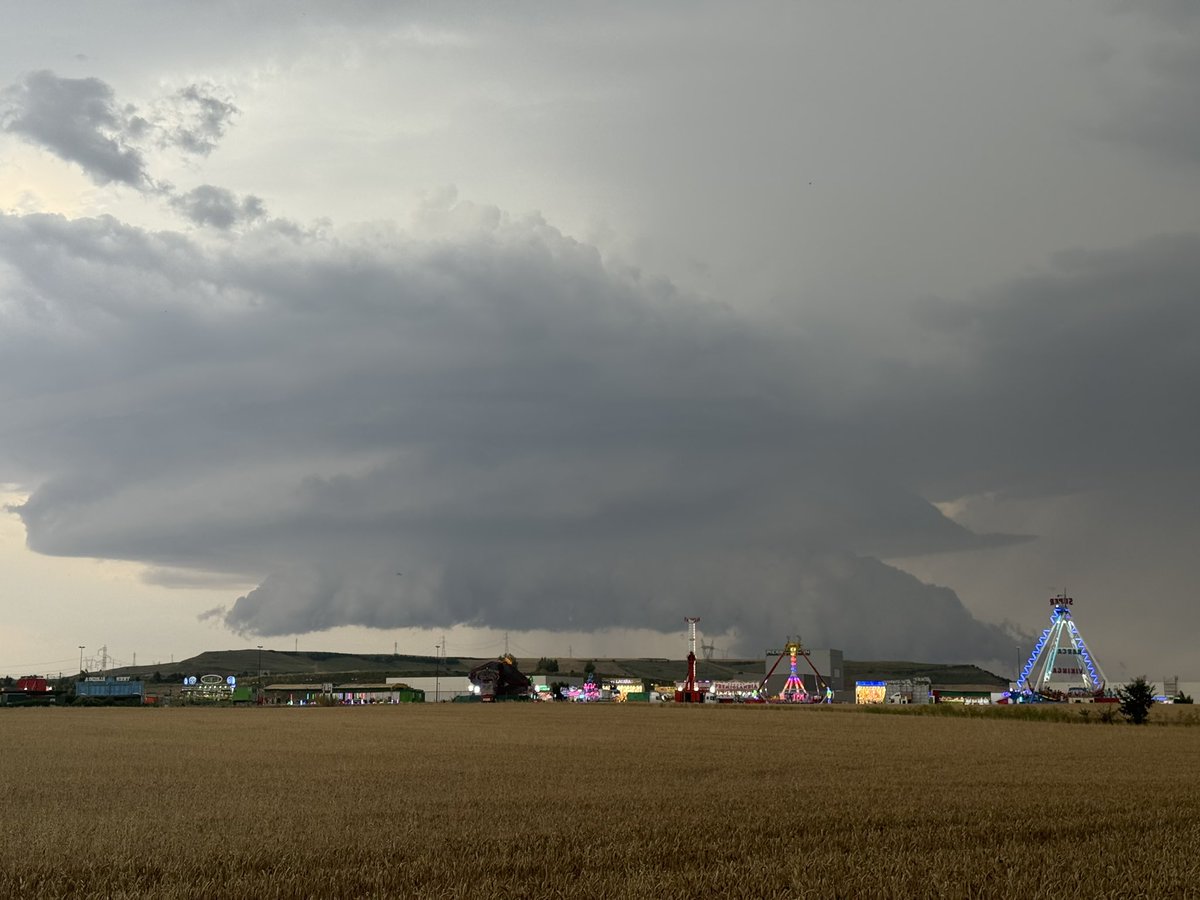 Fotos de la supercélula de esta tarde desde el Barrio de Villatoro, Burgos. 
<a href="/AEMET_Esp/">AEMET</a> <a href="/JoseAQuirantes/">José Antonio Quirantes Calvo</a>