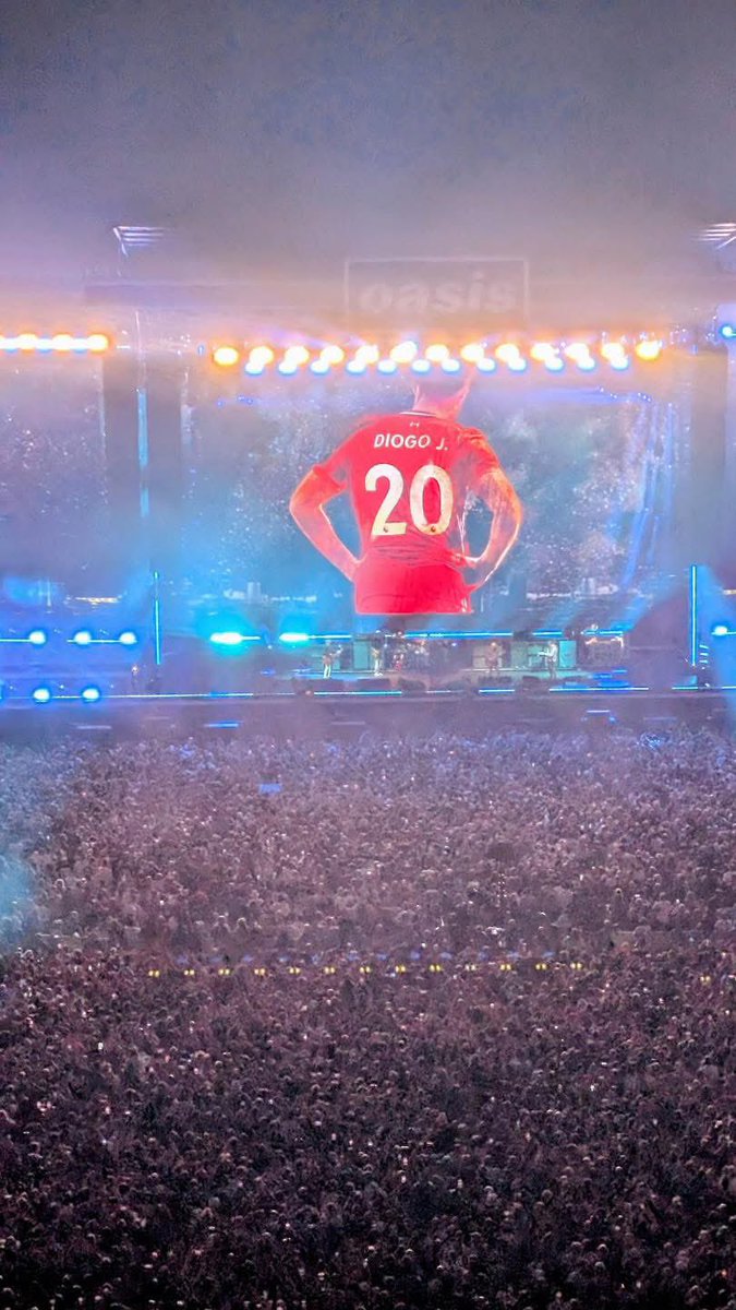 CroweMan65's tweet image. A nice tribute to Diogo Jota from @oasis on the start of their tour.🤎