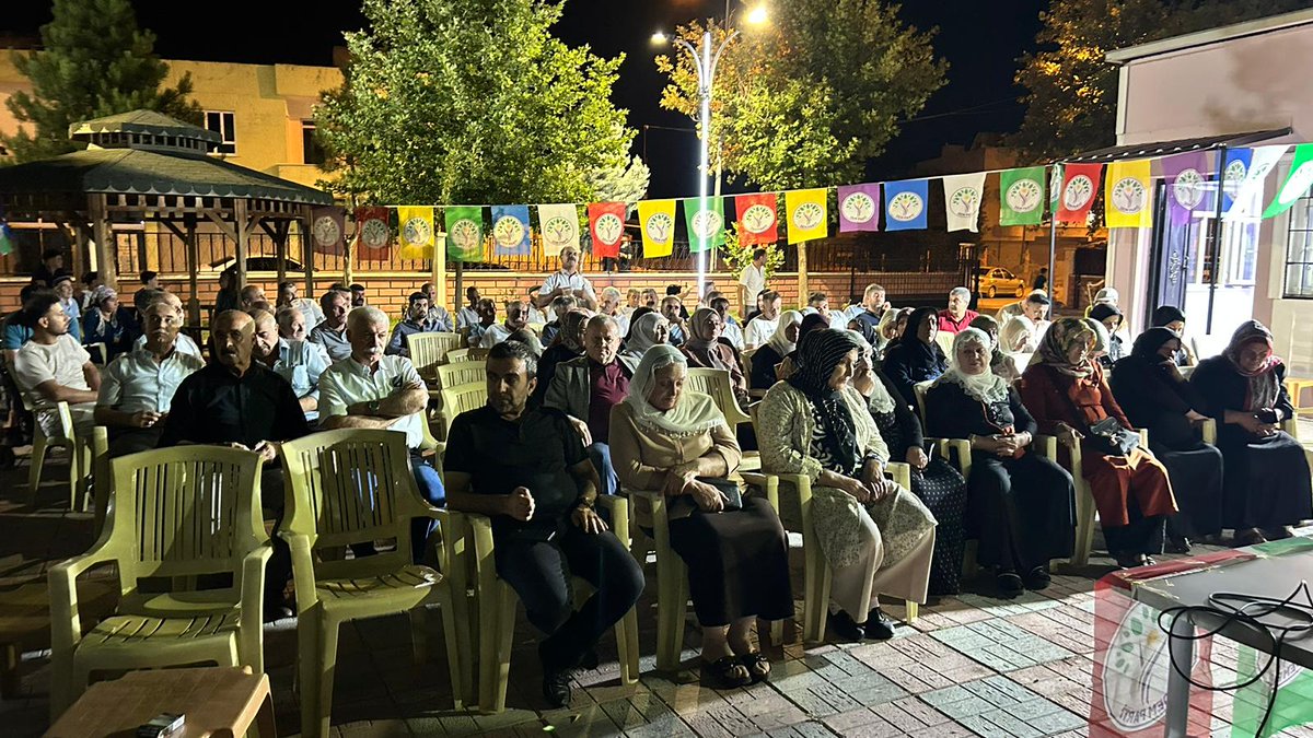 Ji bo avakirina Aştiyê û Civaka Demokratîk îşev me bi gelê xwe yê taxên sümer , bahçelievler u mercêba ê re civîn kir.Barışı ve Demokratik Toplum Sürecini inşa etmek için bu akşam sümer, bahçelievler ve yayıkdere mahalle halkımızla toplantı yaptık.