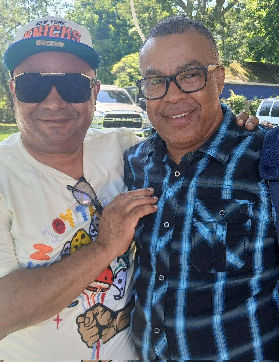 PulyRecuerdos's tweet photo. Compartiendo con Yayi Güira "Fosforito", un amigo entrañable y destacado músico tipico dominicano. https://t.co/ZyjDJ1pgCP